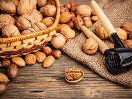 网购坚果现白色痰状物，食品安全引关注