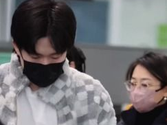 王楚钦绑护带启程，备战京城新征程