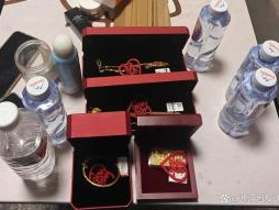 女子豪掷10万买金条 店员报警