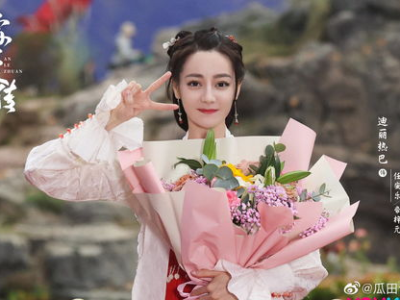 迪丽热巴卫蓝杀青捧花照，唯美瞬间见证青春绽放