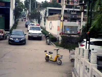 刀光血影：男子行凶致两人死亡后潜逃，警方全力追捕