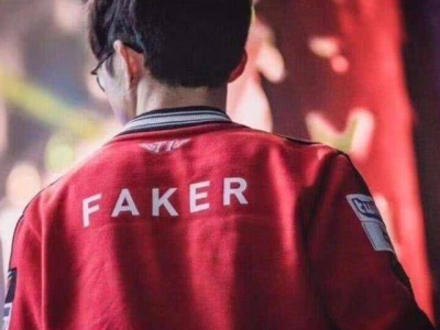 Faker连捧杯都在谦让