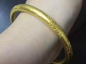 媒体评“小孩试戴金镯被索赔千元”