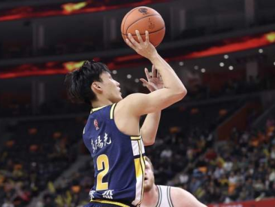 徐杰受伤：篮球赛场突发意外，球队备战受影响